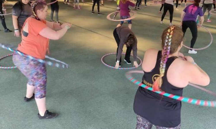 Size inclusivity and hula hooping. am I too fat to hula hoop? Two fabulous plus sized hoopers are rocking out to waist hooping while shaking their hips
