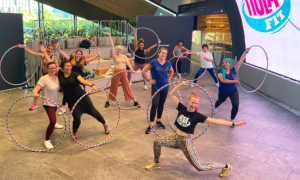 What to expect in your first HulaFit class : a group of smiley hula hoopers pose with their hula hoops